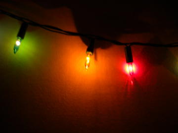 Three led lights on a dark background: green, yellow and red