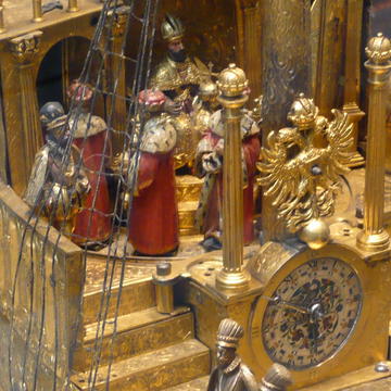 Photograph of the galleon, zoomed in the clock and its owner, and the other six electors, moving around the Holy Roman Emperor.