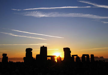 summer solstice sunrise over stonehenge