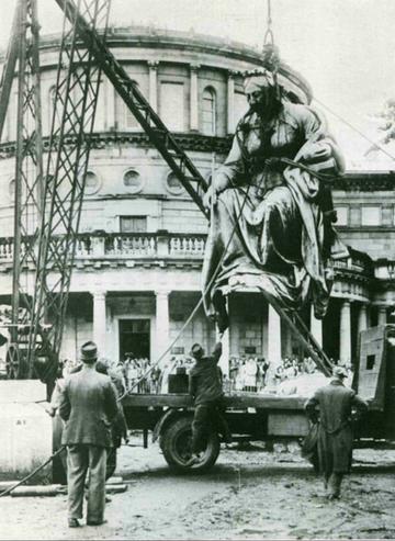 Statue of Victoria being hoisted away in front of leinster house