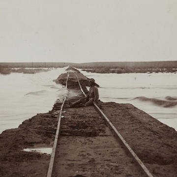 Unterspülter Bahndamm zwischen Keetmanshoop und Lüderitz, Fotografie um 1910, © Deutsches Historisches Museum